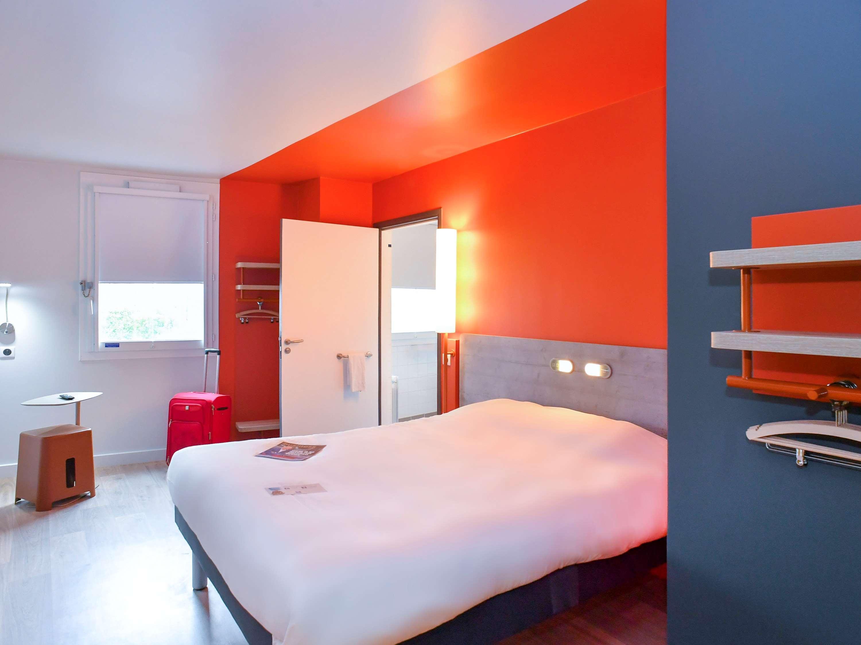 Ibis Budget Кутанс Екстериор снимка