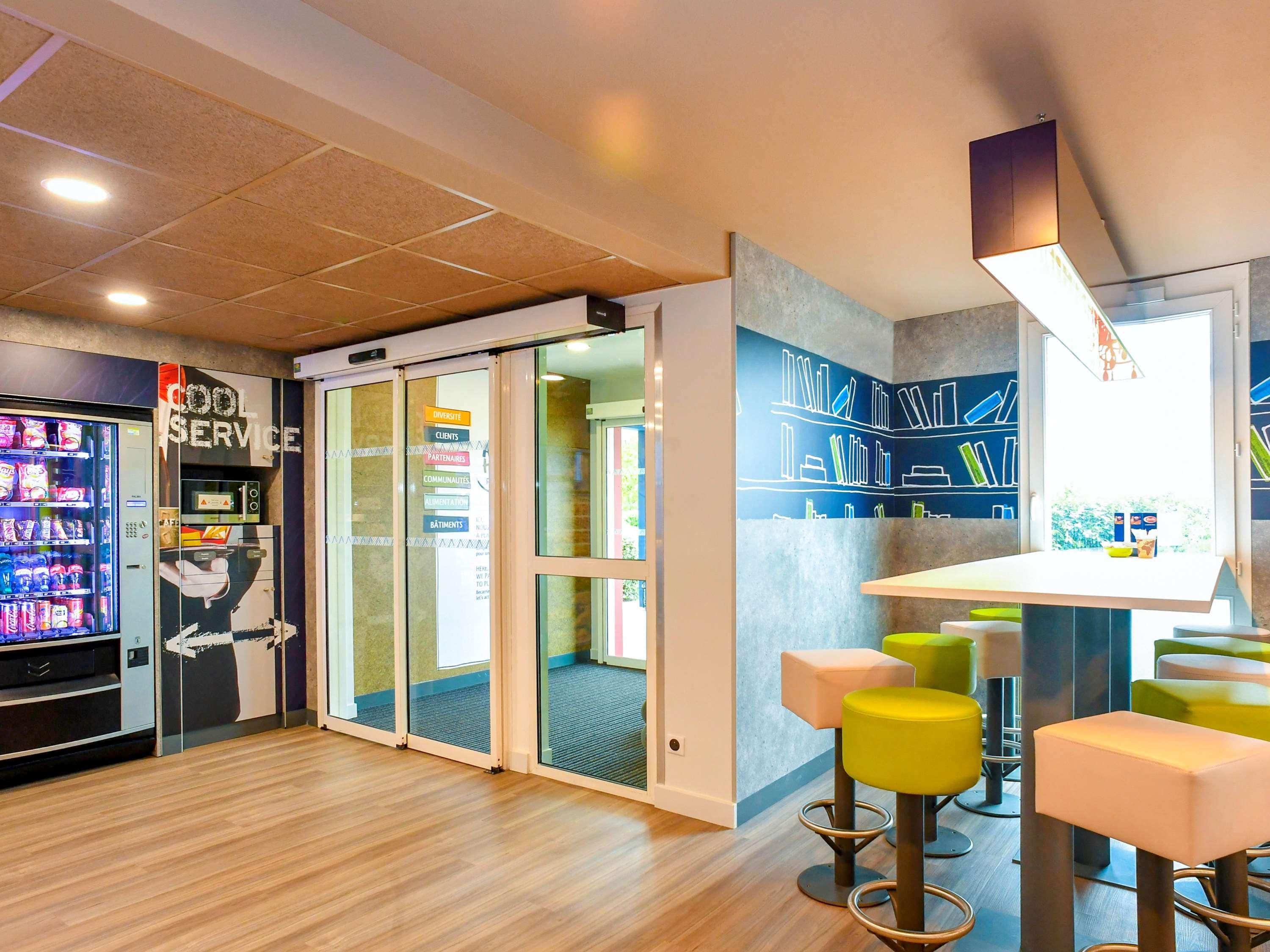Ibis Budget Кутанс Екстериор снимка